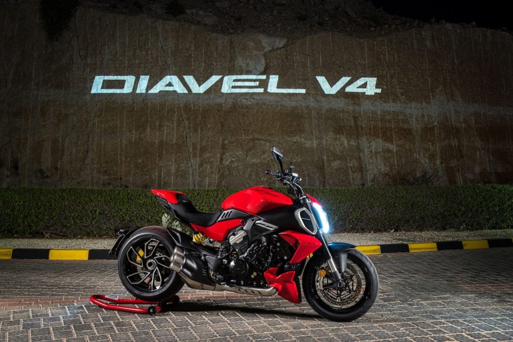 Ducati Diavel V4: una simbiosi di stile e potenza [VIDEO]