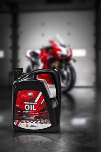 Ducati Corse Performance Oil Powered by Shell Advance: un lubrificante per massimizzare le prestazioni del Desmosedici Stradale in pista