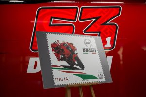 Ducati: presentato un francobollo dedicato al successo del 2022 nel Motomondiale