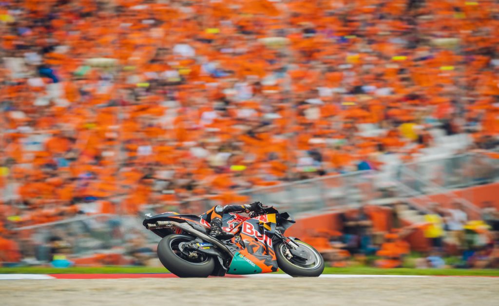 KTM：在穆杰罗举办的 MotoGP 赛事中，Materassi 2 展台上迎来了奥地利品牌车迷的热烈欢迎
