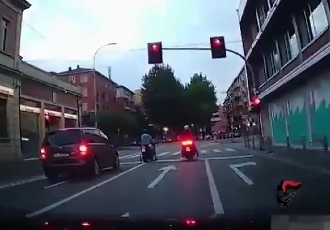 Bologna, scappa in sella allo scooter coi carabinieri alle calcagna: il VIDEO dello spettacolare inseguimento