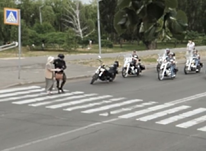 L’altruistico gesto del motociclista: si ferma e aiuta un’anziana che non riesce ad attraversare la strada [VIDEO]