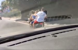 Pozzuoli, l’impavida famiglia su due ruote: in cinque sullo scooter e senza casco [VIDEO]