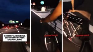 In bici in tangenziale si fa spingere col piede da un ragazzo in motorino [VIDEO]