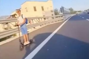 In monopattino in autostrada sulla Napoli-Salerno: la pericolosa e vietata condotta di un giovane [VIDEO]