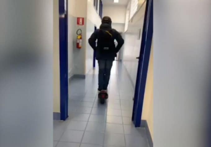 Capri, in monopattino nei corridoi dell’ospedale [VIDEO]