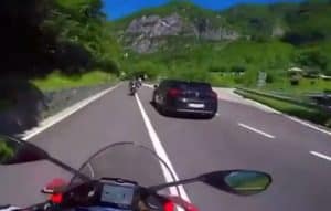 Motociclisti sfrecciano a 230 km/h al motto di ‘Andiamo a fare i criminali in Val di Cembra’: denunciati dai carabinieri [VIDEO]