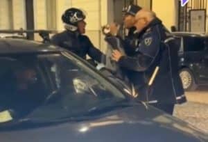 Caivano, furiosa lite tra motociclista e vigile urbano: “Sei il più scemo del mondo” [VIDEO]
