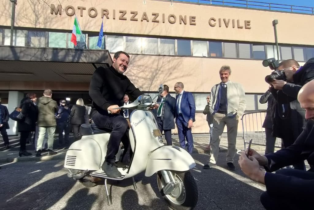 Targa storica, il ministro Salvini assegna la prima a una Vespa Super Sport del 1965