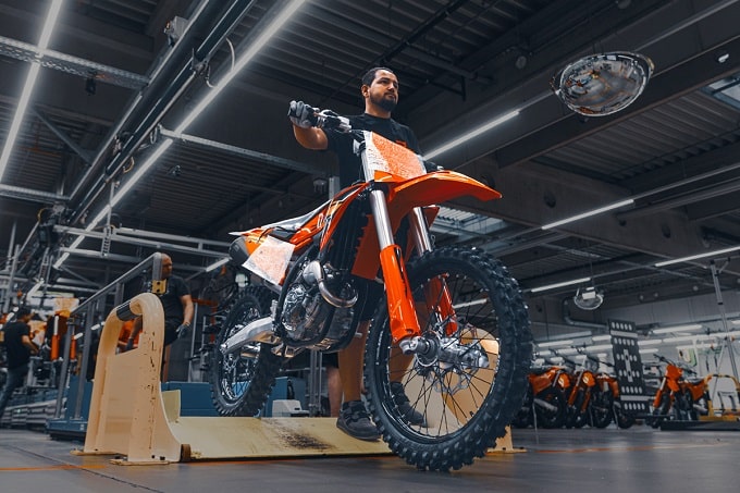 KTM riparte: riavviata la produzione a pieno regime nello stabilimento di Mattighofen [VIDEO]