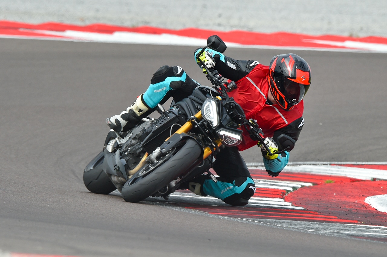 Triumph Speed Triple 1200 RS: Hypernaked in salsa british [Prova su Strada e in Pista]