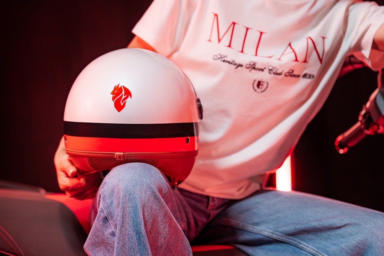 Tucano Urbano: due caschi dedicati ai tifosi del Milan [FOTO]