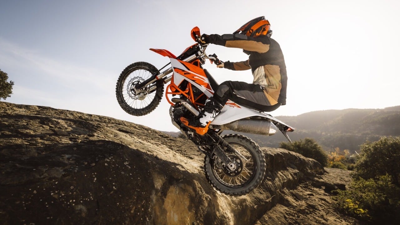 KTM 690 2026: si aggiornano la Enduro R e la SMC R [FOTO]