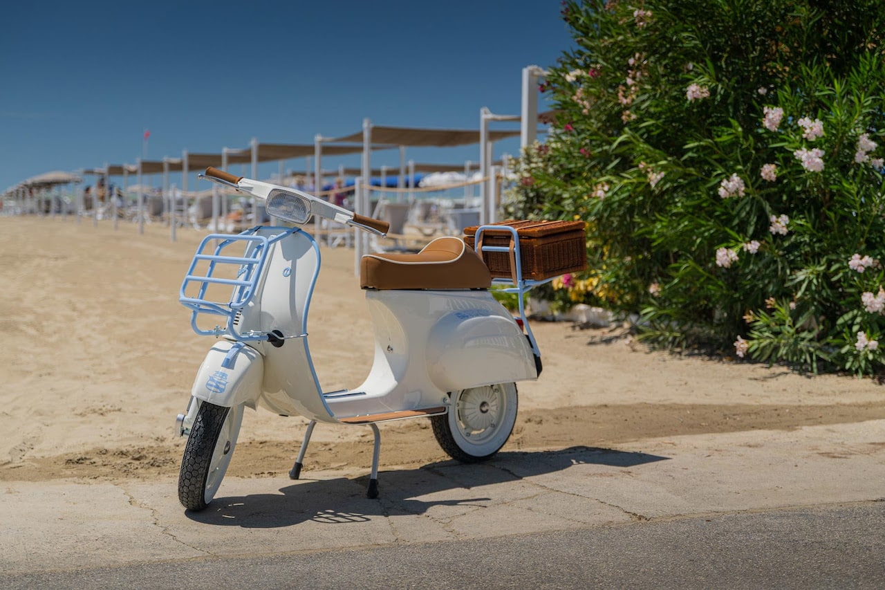 Vespa Special-e ‘Colazione al Lido’: il fascino marino con Garage Italia