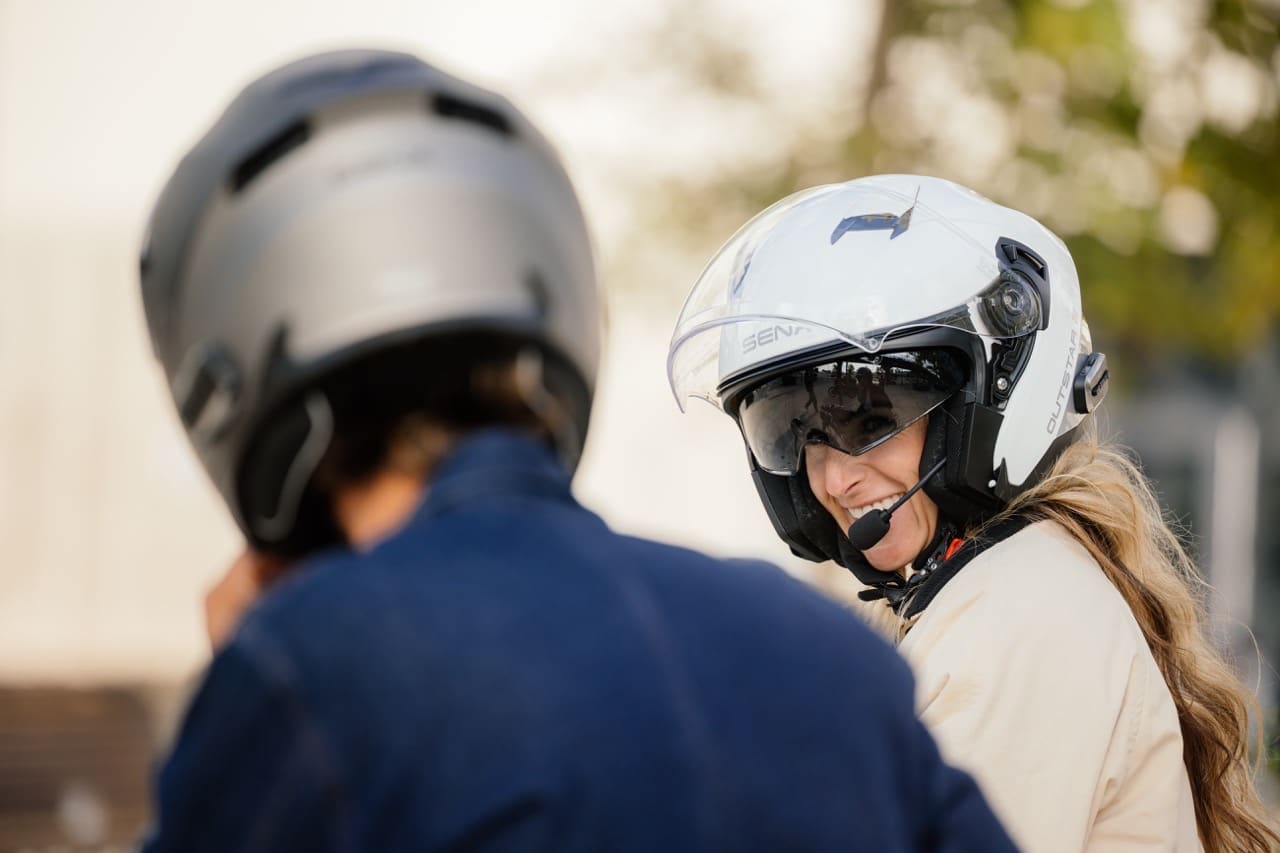 Sena Outstar 2: il nuovo casco jet con comunicazione integrata