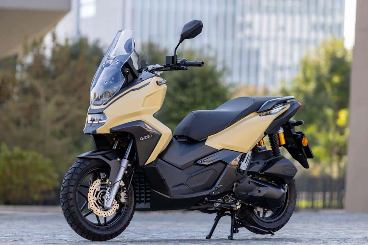 UM Motorcycles Rockville 125: il nuovo maxiscooter compatto arriva in Italia [FOTO]