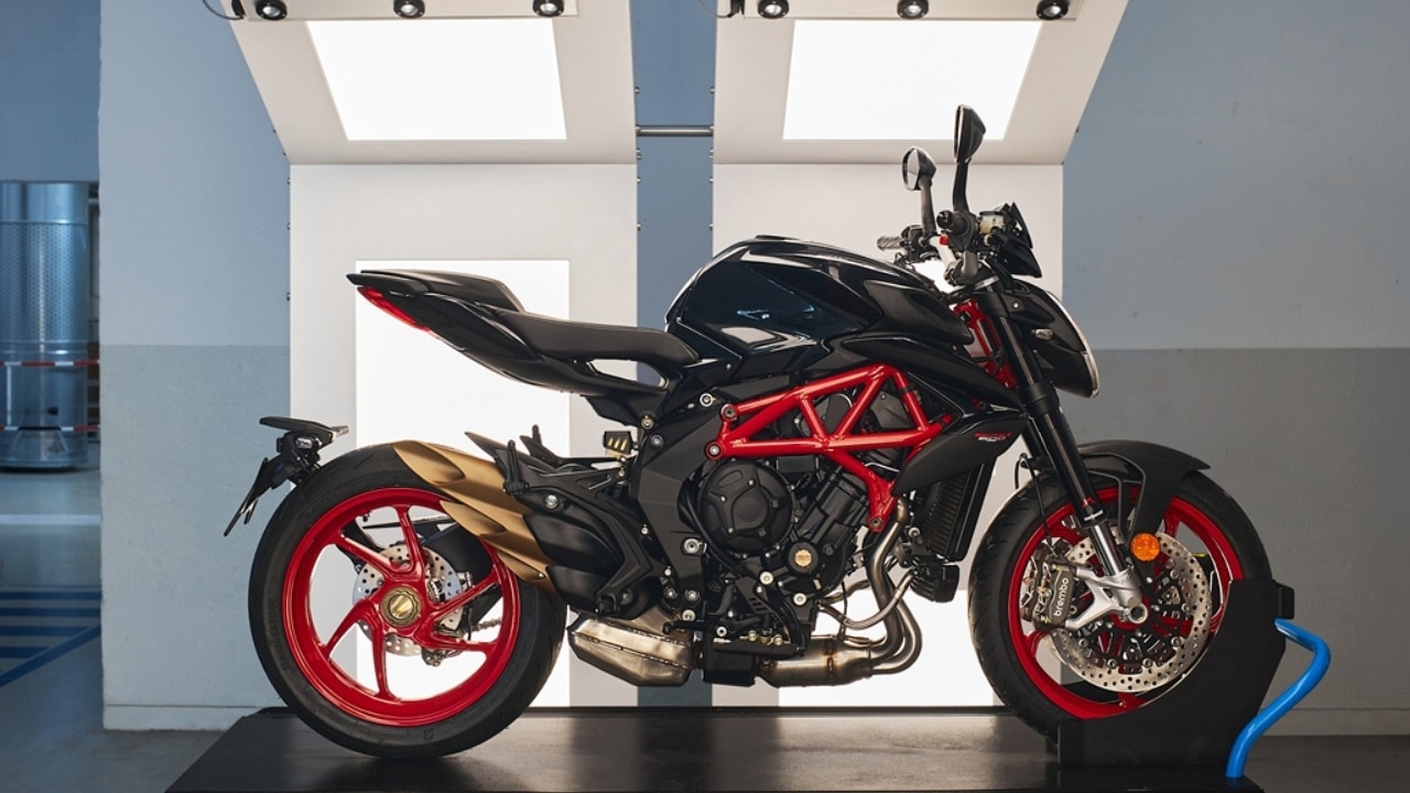 MV Agusta Brutale 800 Nero Carbonio: look premium tra nero metallizzato e rosso