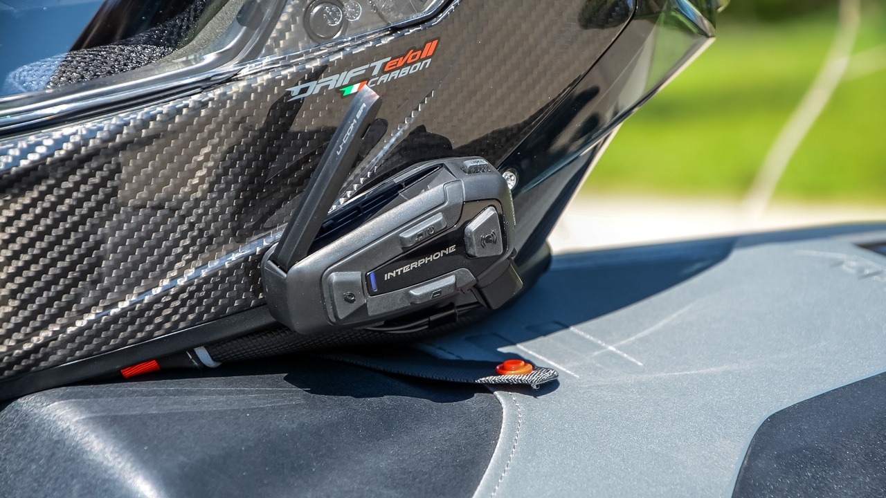 Interphone U-COM 8R: La semplicità del Mesh nel casco [LA PROVA]