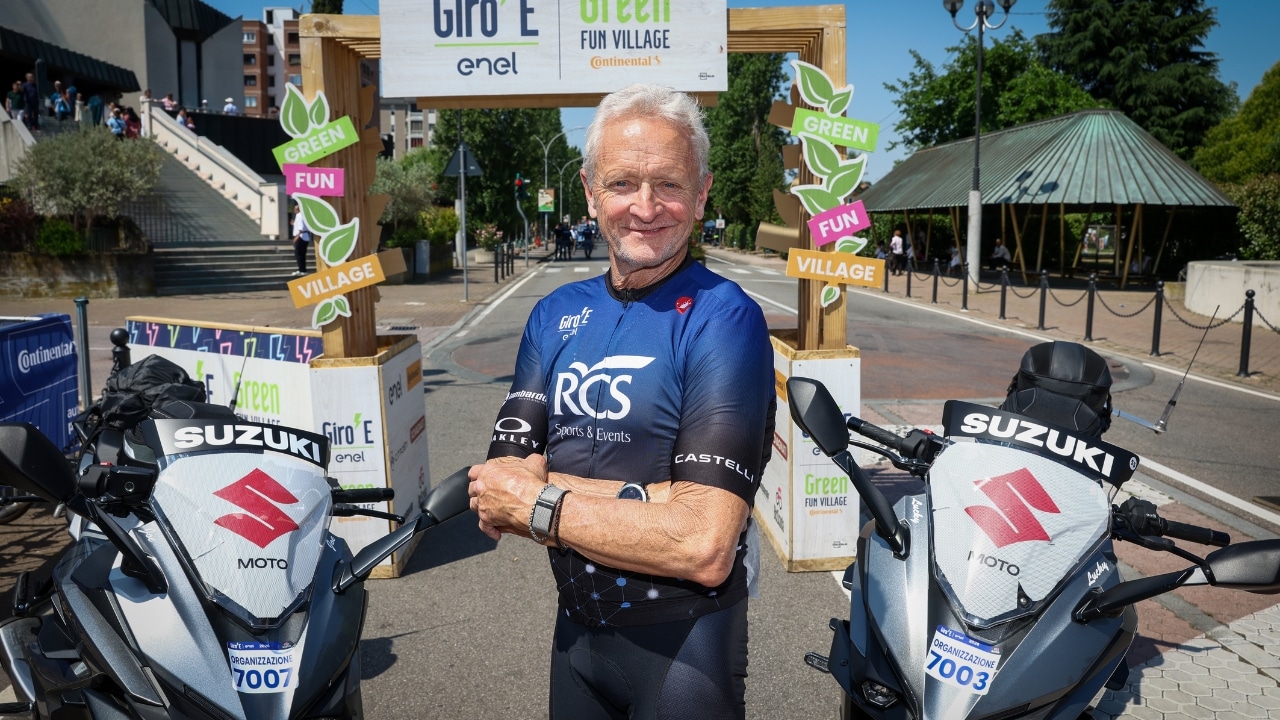 Kevin Schwantz e Suzuki al Giro d’Italia 2026 tra ciclismo e motori Kevin Schwantz e Suzuki al Giro d’Italia 2026 tra ciclismo e motori