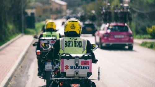 Suzuki protagonista al Giro d’Italia 2026: flotta di oltre 70 moto per la Corsa Rosa