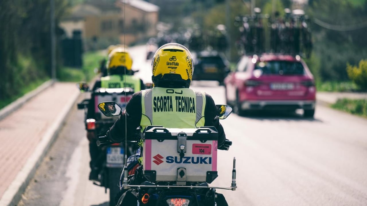 Suzuki protagonista al Giro d’Italia 2026: flotta di oltre 70 moto per la Corsa Rosa