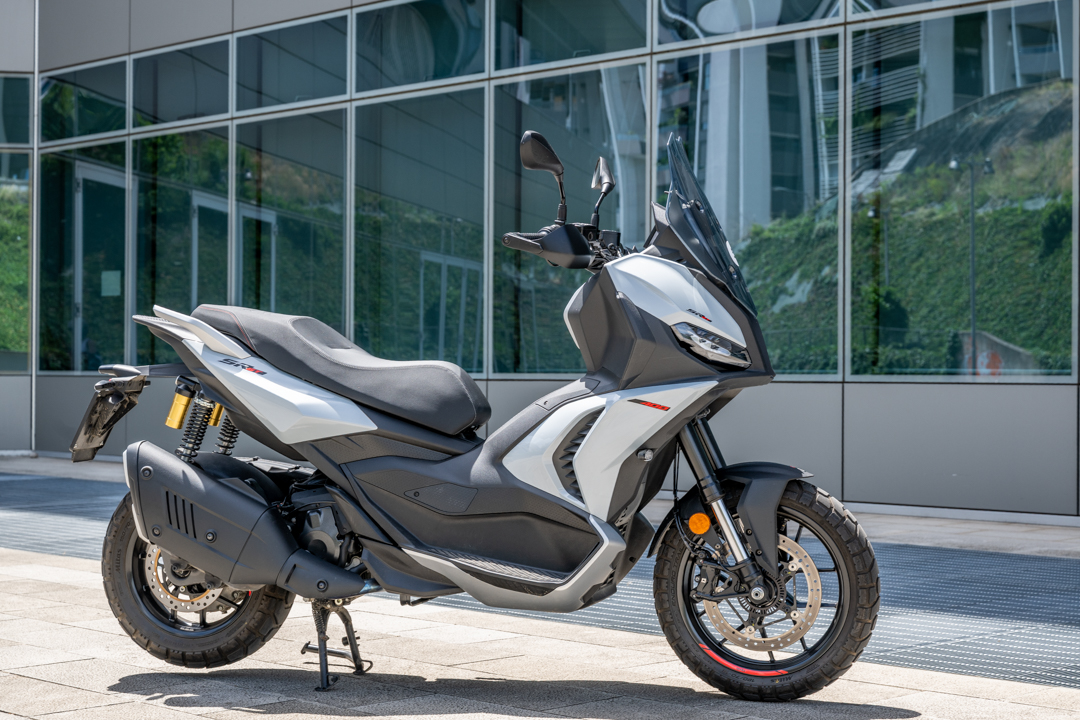 Aprilia SR GT 400: Tratti da scooter, DNA da moto! [PROVA SU STRADA]