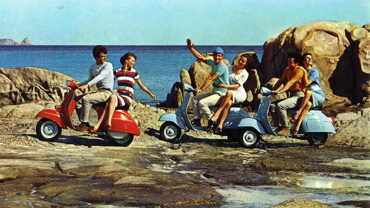 Vespa celebra 80 anni di storia: a Roma la mostra che racconta un’icona senza tempo
