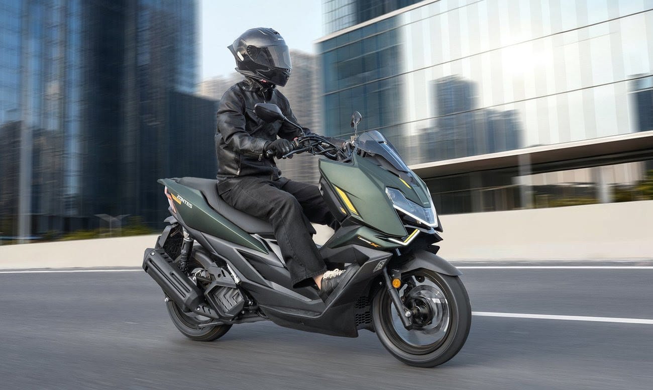 Zontes ZT125-X: lo scooter 125 che sfida tutti con un peso record di 117 kg