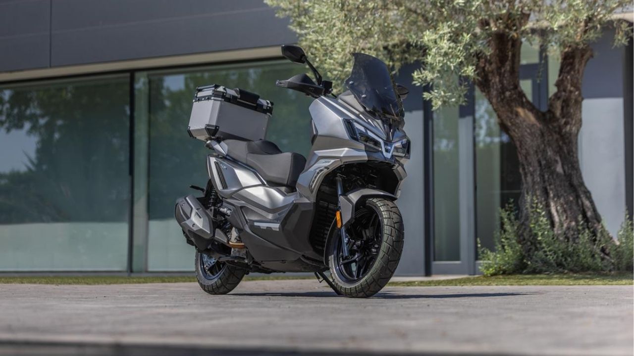 Sym ADX 300 2026: novità, prezzo e dotazione del nuovo scooter crossover Sym ADX 300 2026: novità, prezzo e dotazione del nuovo scooter crossover